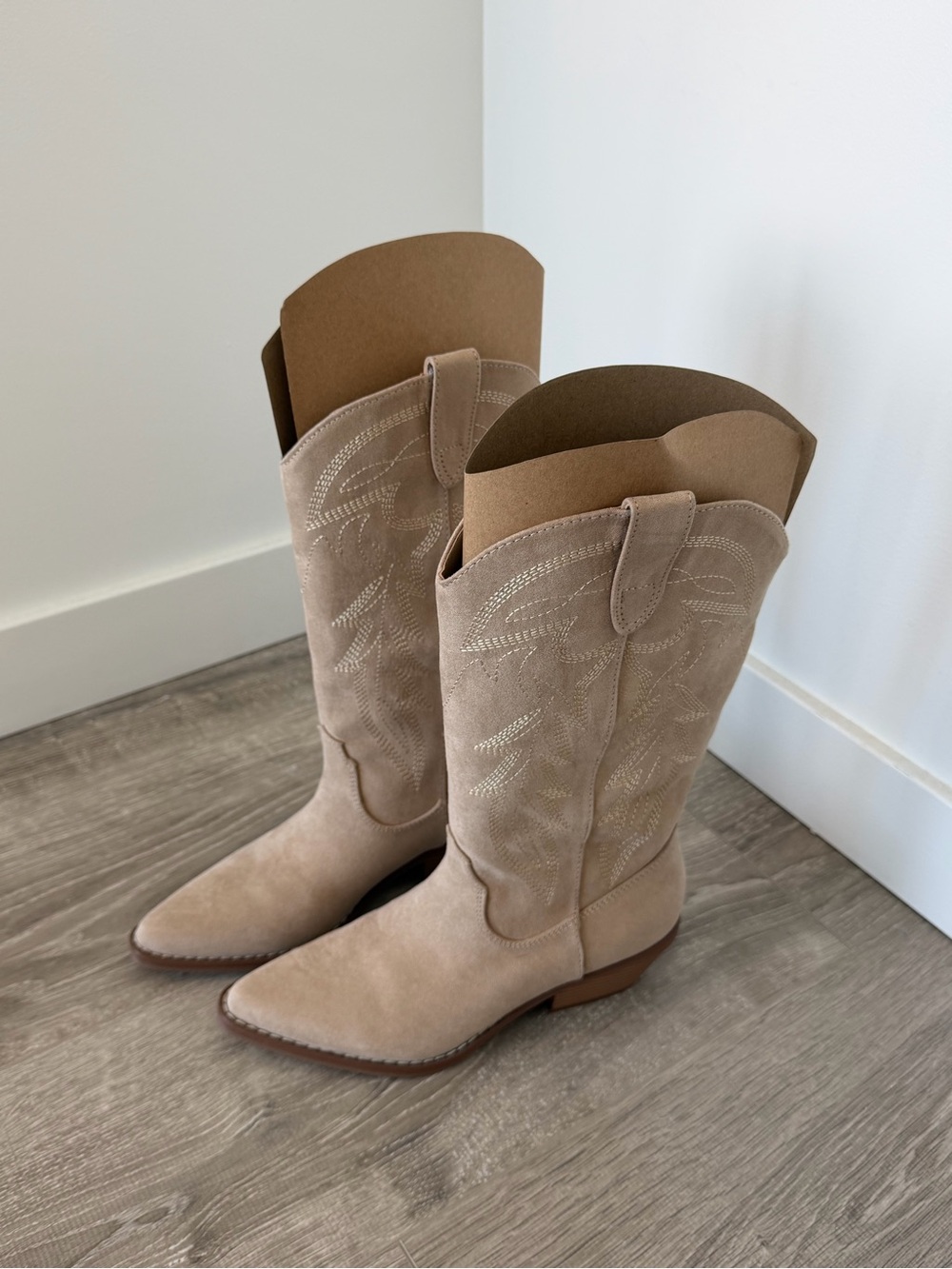 STEVE Madden Beige Suede Western Heeled Boots